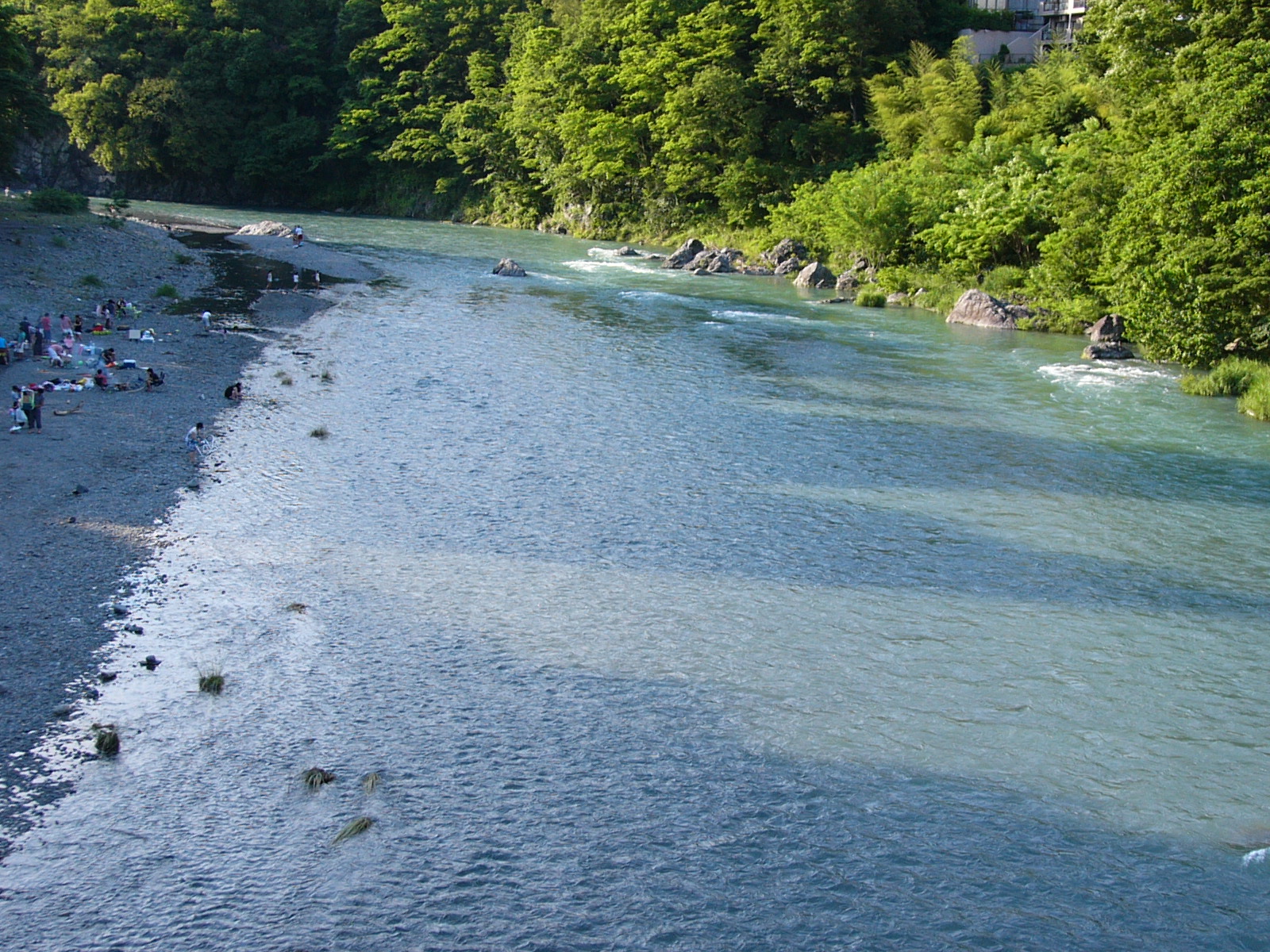 鮎美橋から多摩川上流域を望む。釜の淵公園での楽しいひと時。