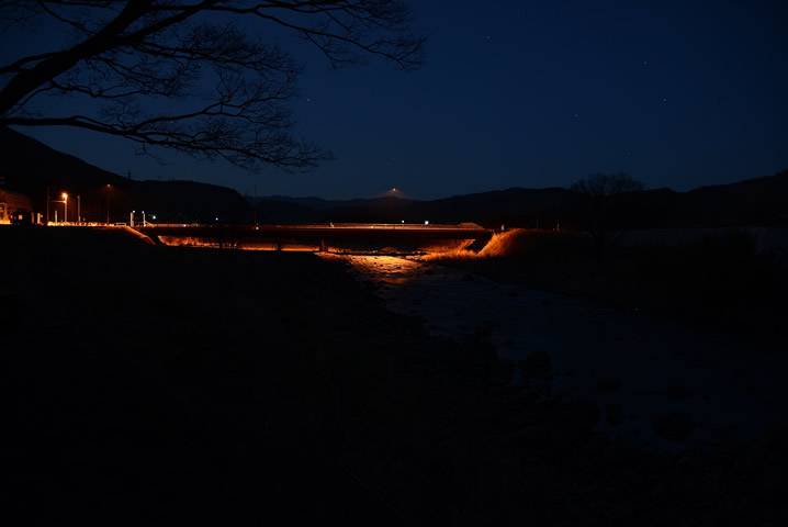 夜明け前の川