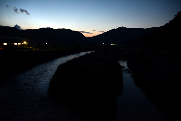 夕暮れの渓流釣り場
