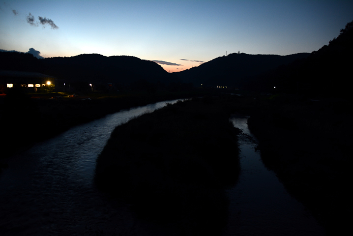 夕暮れの渓流釣り場