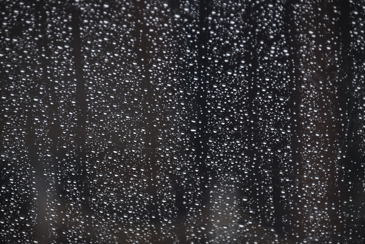 窓越しの雨